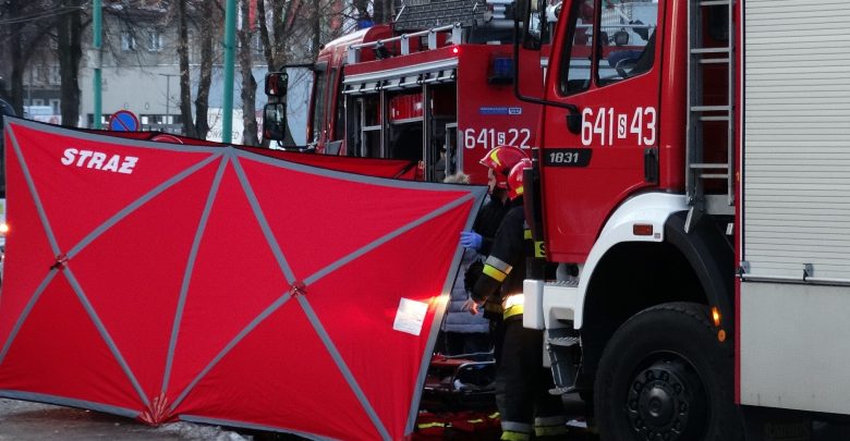 Potworny wypadek w Tychach! 10-latek wbiegł wprost pod jadący trolejbus! Wszystko nagrała pokładowa kamera (fot.112tychy.pl)