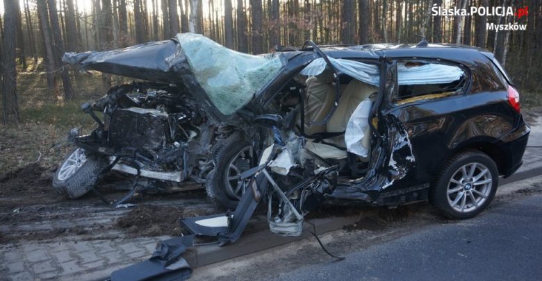 Śląskie: Koszmarny wypadek na DW 791! Dwie osoby zginęły w zderzeniu BMW i Mercedesa! (fot.KPP Myszków)