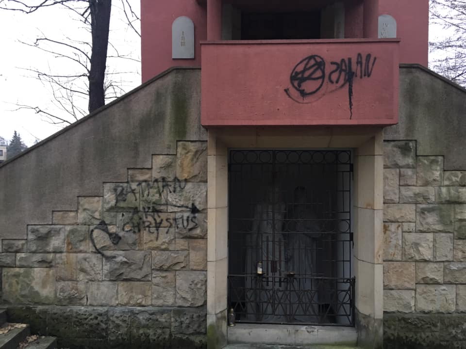 Katowice: Jezusowi i Matce Boskiej domalowali penisy i pentagramy! Kto tak zniszczył kaplice w Panewnikach? (fot.Parafia-św-Ludwika-i-Wniebowzięcia-NMP-w-Panewnikach)