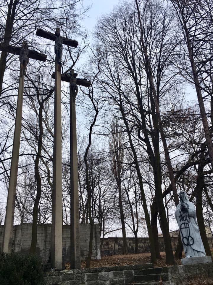 Katowice: Jezusowi i Matce Boskiej domalowali penisy i pentagramy! Kto tak zniszczył kaplice w Panewnikach? (fot.Parafia-św-Ludwika-i-Wniebowzięcia-NMP-w-Panewnikach)