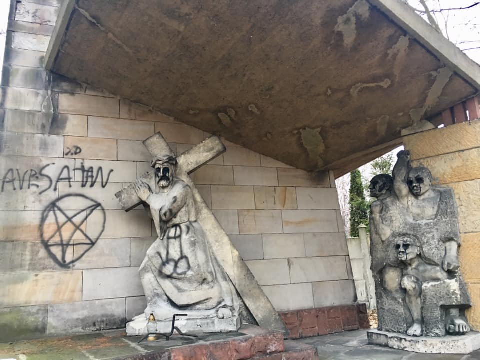 Katowice: Jezusowi i Matce Boskiej domalowali penisy i pentagramy! Kto tak zniszczył kaplice w Panewnikach? (fot.Parafia-św-Ludwika-i-Wniebowzięcia-NMP-w-Panewnikach)