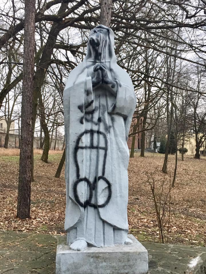Katowice: Jezusowi i Matce Boskiej domalowali penisy i pentagramy! Kto tak zniszczył kaplice w Panewnikach? (fot.Parafia-św-Ludwika-i-Wniebowzięcia-NMP-w-Panewnikach)