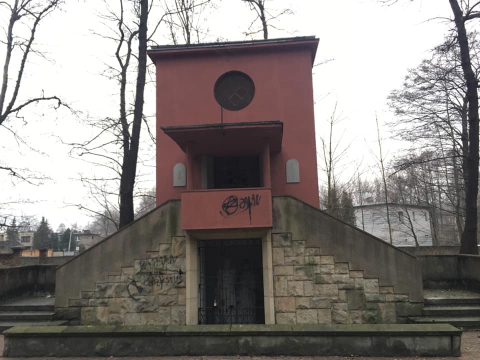 Katowice: Jezusowi i Matce Boskiej domalowali penisy i pentagramy! Kto tak zniszczył kaplice w Panewnikach? (fot.Parafia-św-Ludwika-i-Wniebowzięcia-NMP-w-Panewnikach)