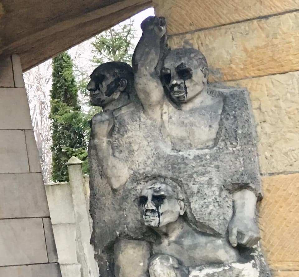 Katowice: Jezusowi i Matce Boskiej domalowali penisy i pentagramy! Kto tak zniszczył kaplice w Panewnikach? (fot.Parafia-św-Ludwika-i-Wniebowzięcia-NMP-w-Panewnikach)