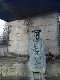 Katowice: Jezusowi i Matce Boskiej domalowali penisy i pentagramy! Kto tak zniszczył kaplice w Panewnikach? (fot.Parafia-św-Ludwika-i-Wniebowzięcia-NMP-w-Panewnikach)