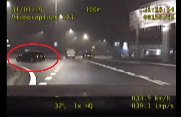 Kierowca BMW dał gapiom popis swoich umiejętności na rondzie. Odstawił popisowy drift na rondzie. Nie wiedział tylko, że na ogonie ma radiowóz policji
