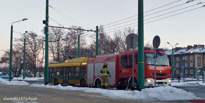 Pożar trolejbusu w Tychach na Andersa przy dworcu PKP (fot.www.112tychy.pl)