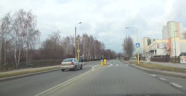 Jaworzno: wyprzedzanie na pasach i przez wysepkę. Zobacz szokujące wideo