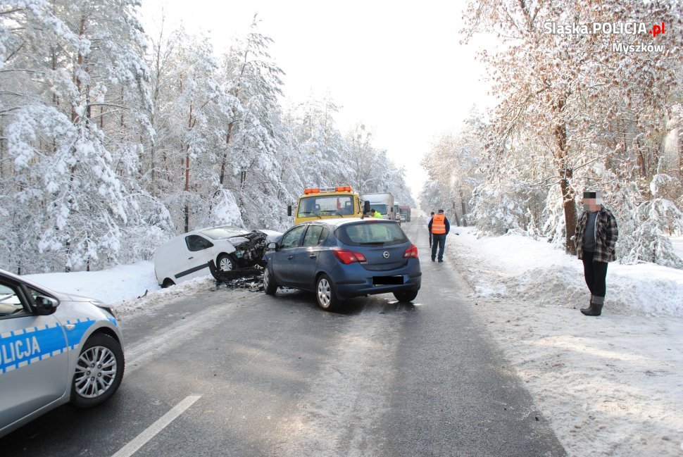 64-letni kierowca Opla z obrażeniami ciała trafił do szpitala. Niestety, na skutek odniesionych obrażeń, po kilku godzinach zmarł w szpitalu (fot.KPP Myszków)