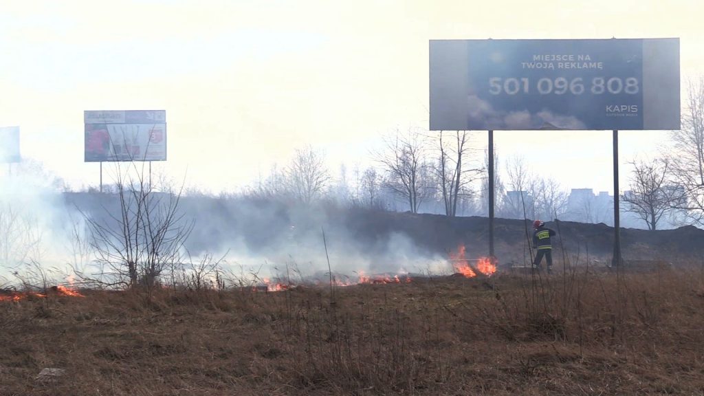 Ogromny pożar na granicy Będzina i Sosnowca. Płomień, który pojawił się blisko stacji benzynowej i budynków mieszkalnych, szybko się rozprzestrzenił z powodu dość silnego wiatru.