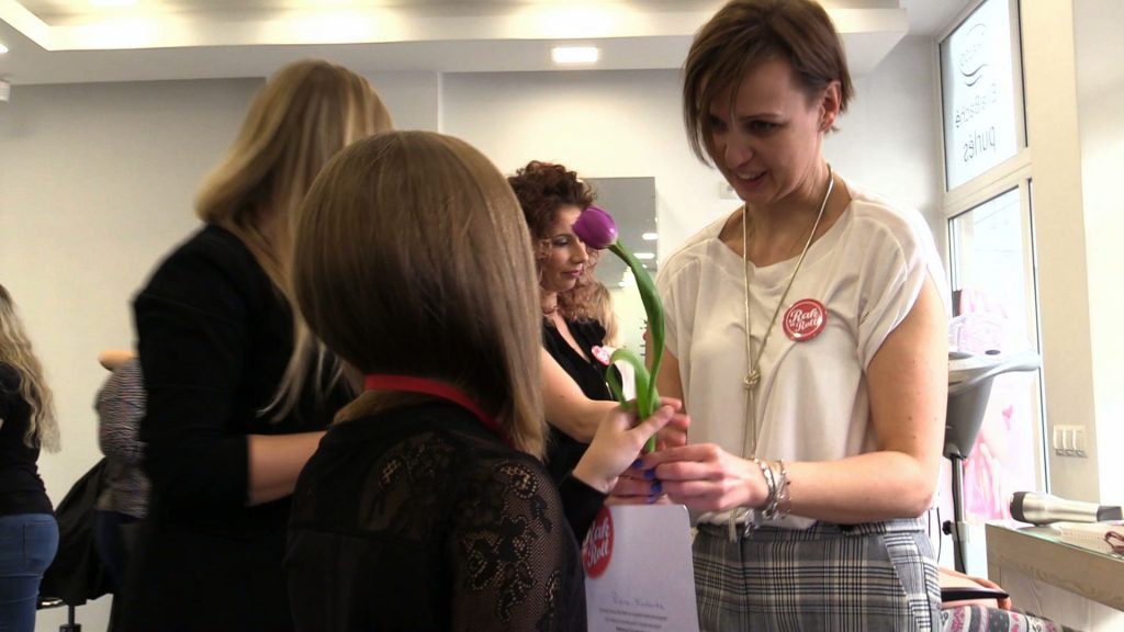 – Chciałam po prostu pomóc chorym osobom. -To ważne, żeby pomagać? -Tak. -Dlaczego? -Bo potem dobro może do nas wrócić - mówi Paulina Słodowska, która oddała włosy „Daj włos! Dziewczyny dla dziewczyn”