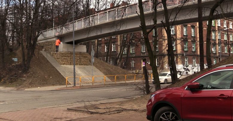 Budowlany absurd w Bytomiu! Zrobili ludziom kładkę bez schodów! Wspinają się po błocie