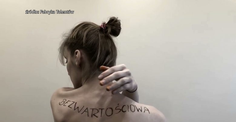 Śląskie: Nastolatki na nagich ciała piszą obraźliwe słowa! Tak walczą z hejtem
