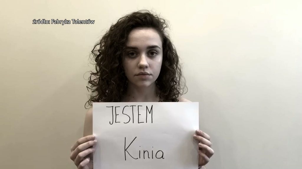 Osiem nastolatek z Jaworzna walczy z hejtem. Na nagich ciałach wypisują obraźliwe słowa, które usłyszały od innych, a następnie zamazują je farbą