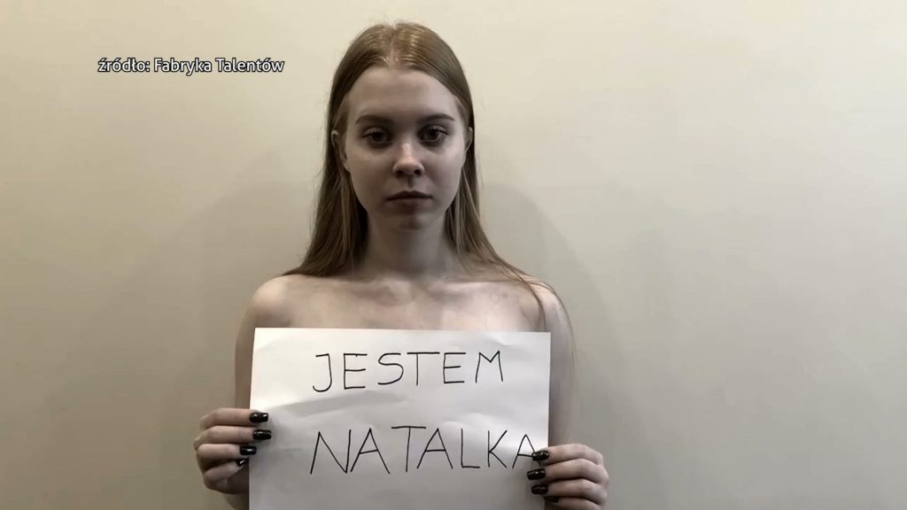 Osiem nastolatek z Jaworzna walczy z hejtem. Na nagich ciałach wypisują obraźliwe słowa, które usłyszały od innych, a następnie zamazują je farbą