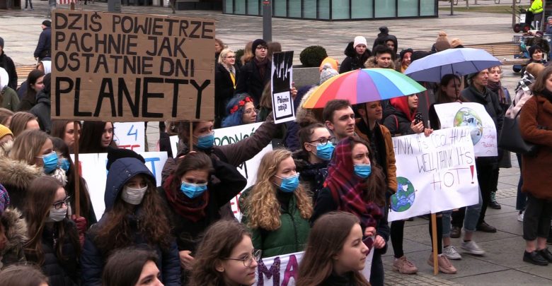 Młodzieżowy Strajk Klimatyczny w Katowicach nie przyciągnął tłumów, ale uczniowie liczą na to, że ich postulaty trafią do polityków. Zmiany powinni zacząć od samych szkół