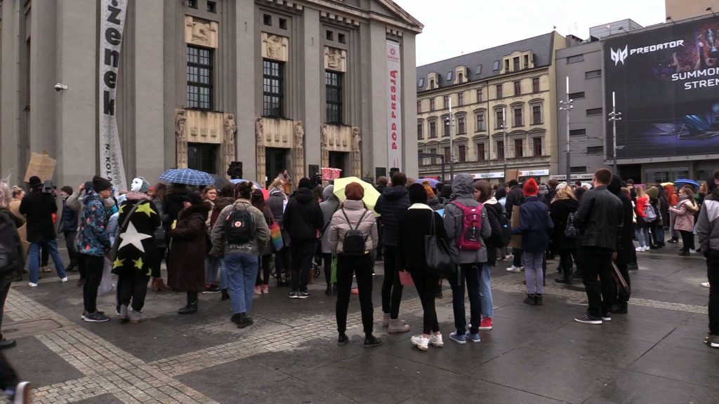 Młodzieżowy Strajk Klimatyczny w Katowicach nie przyciągnął tłumów, ale uczniowie liczą na to, że ich postulaty trafią do polityków. Zmiany powinni zacząć od samych szkół