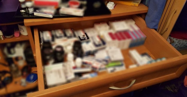 Pojechali na zgłoszenie pobicia kobiety, a znaleźli domową aptekę nielegalnych leków i narkotyki (fot.KSP)