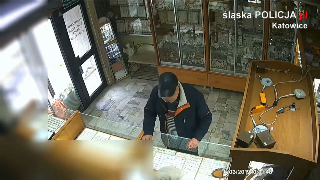 Wyraźnie widać też twarz sprawcy. Do napadu doszło w ostatni poniedziałek, kilkanaście minut po godzinie 10