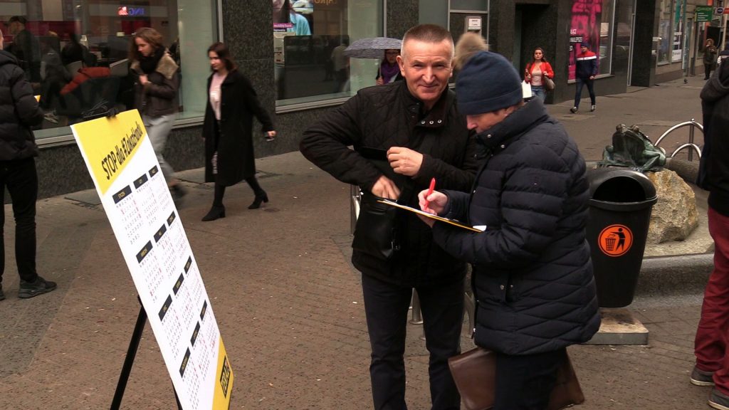 Katowice były dziś kolejnym przystankiem Ryszarda Petru, który prowadzi zbiórkę podpisów pod projektem ustawy, uchylającym zakaz handlu w niedzielę