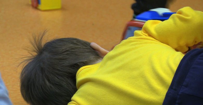 Koszmar na placu zabaw! Ktoś prawdopodobnie żrącą substancją oblał zjeżdżalnię dla dzieci. 2-latek, który po niej zjeżdżał został poparzony! Sprawę bada już policja.