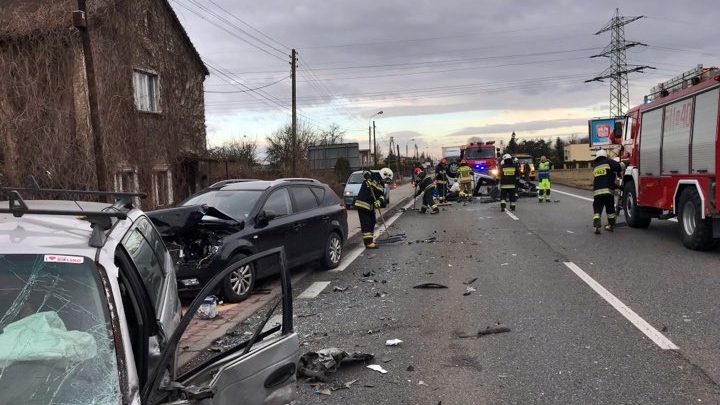 We wtorek rano przy ul. Gliwickiej w Mikołowie doszło do wypadku z udziałem trzech samochodów osobowych (fot.www.112tychy.pl)