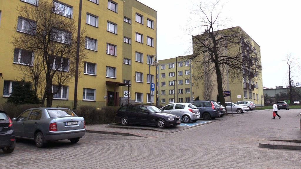 Wrak auta stoi tutaj przy ulicy Krakowskiej w Siemianowicach Śląskich już od prawie trzech lat. Problemy mieszkańców sąsiedniej ulicy Przyjaźni rozpoczęły się w listopadzie tamtego roku, gdy do pojazdu „wprowadzili się” lokatorzy