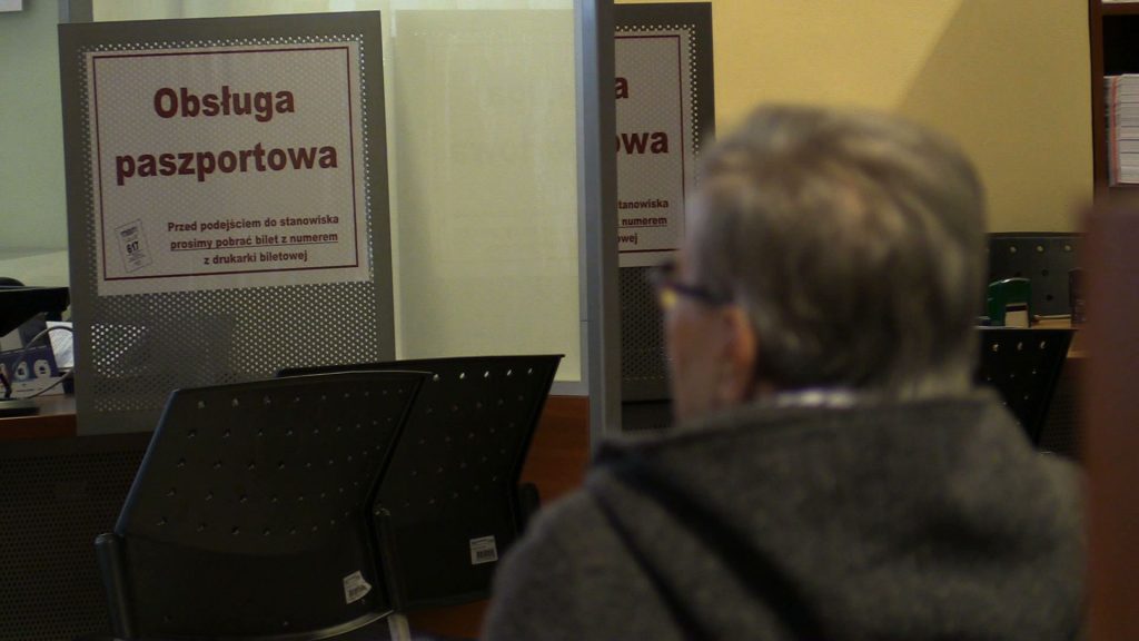 Żeby złożyć wniosek o paszport w Katowicach w kolejce trzeba stać nawet kilka godzin.
