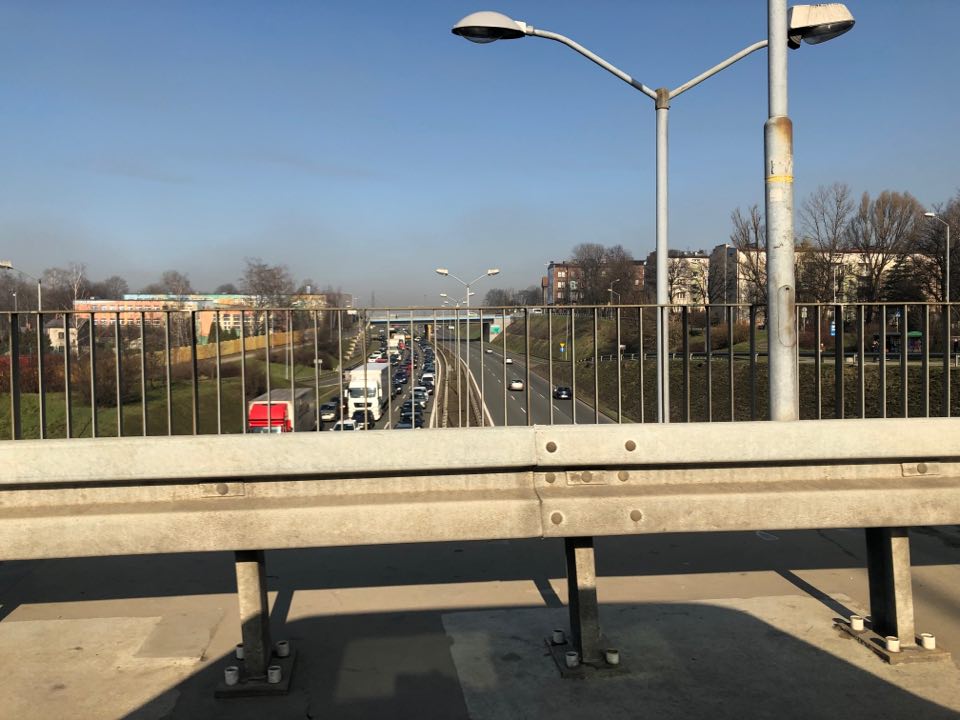 Ogromny korek utworzył się na DTŚ w Chorzowie. Na pasach jezdni w stronę Katowic doszło do dwóch karamboli - w pierwszym zderzyły się 3 samochody, w drugim, w tym samym niemal miejscu - 5 (fot.alarm@tvs.pl)