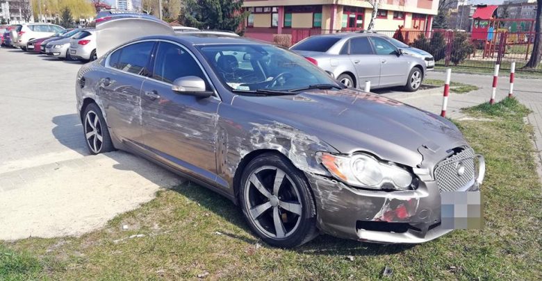 O mały włos od tragedii. Szaleńcza jazda kierowcy jaguara ulicami Tychów (fot.112 Tychy - Tyskie Służby Ratownicze)