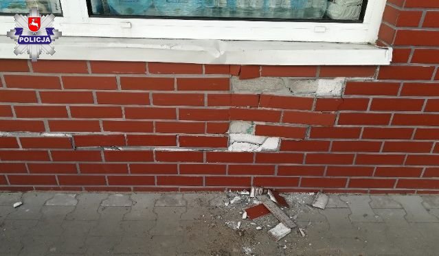 Odebrała praw jazdy i od razu uderzyła w ścianę marketu (fot. Policja Lubelska)