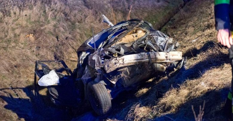 KOSZMAR! Kierowca BMW wjechał wprost pod pędzący 160 km/h pociąg! Fot. policja.pl/Tygodni Siedlecki/PKP PLK