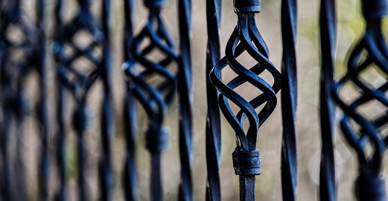 Katowice: Chciał skrócić sobie drogę? Utknął na cmentarnym ogrodzeniu z wbitym w pośladek prętem (fot.poglądowe/www.pixabay.com)