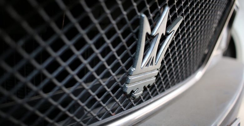 "Podpiął się" pod karetkę pogotowia jadącą korytarzem życia. Kierowca maserati z zakazem prowadzenia pojazdów i grzywną (fot.poglądowe/www.pixabay.com)
