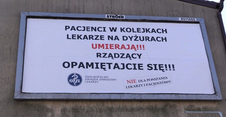 Śląskie: Pacjenci w kolejkach, lekarze na dyżurach UMIERAJĄ! Kto rozkleja takie bilbordy?