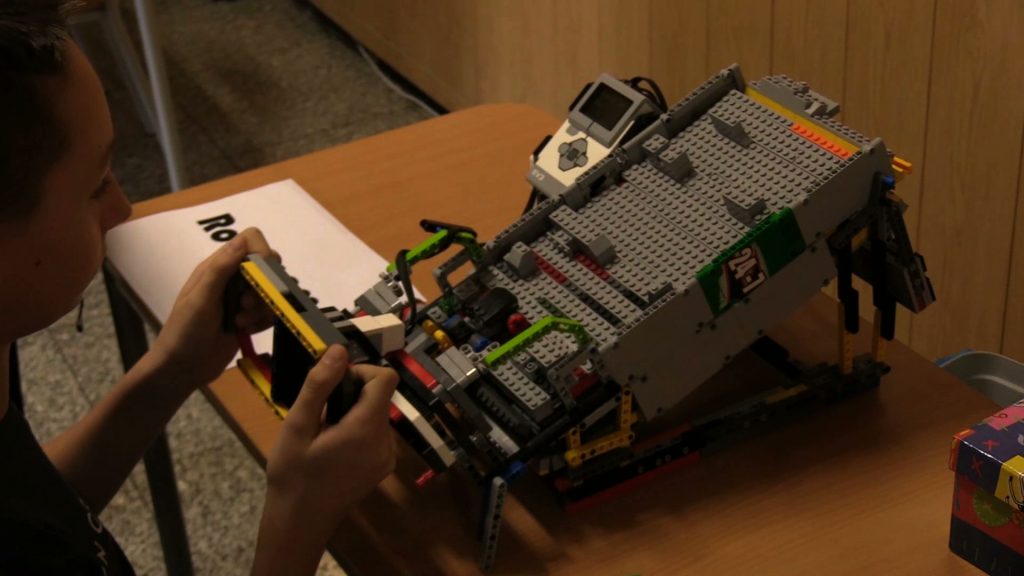 Walczyły, jak gladiatorzy! Roboty z klocków LEGO walczyły w Rybniku