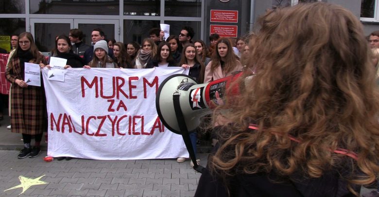 Strajk nauczycieli storpeduje matury? Maturzyści mogą nawet powtarzać klasę!