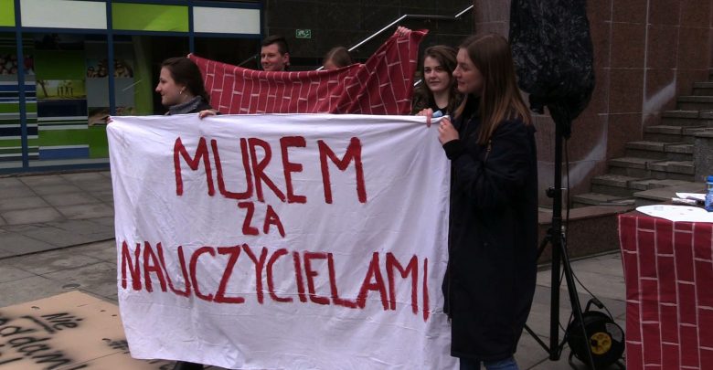 Murem za nauczycielami, ale poza murami szkoły. Bo dziś uczniowie wyszli na ulice. Tak było na słynnej „Patelni” w Sosnowcu