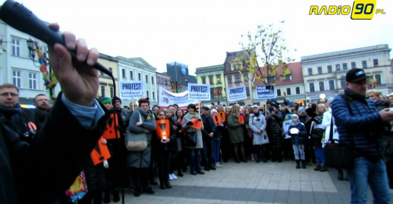 Walczą, jak mówią o godne życie. Protestujący pracownicy miejskich jednostek chcą podwyżki w wysokości 1500 złotych brutto
