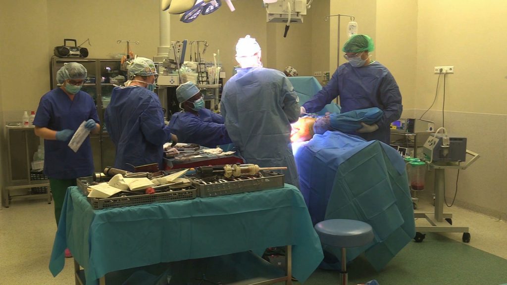 Lekarze z Rwandy uczą się operować w Zespole Szpitali Miejskich w Chorzowie. Jean Claude Byiringiro asystował dziś między innymi przy operacjach ortopedycznych