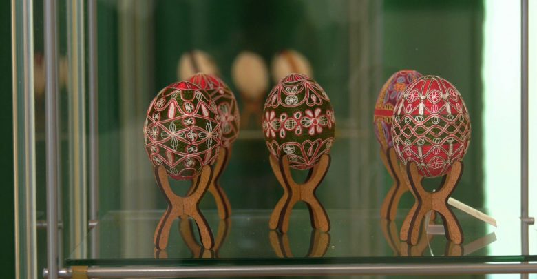 Kolorowe kraszanki, pisanki i wydmuszki zdobione różnymi technikami można oglądać w Muzeum Górnośląskim w Bytomiu