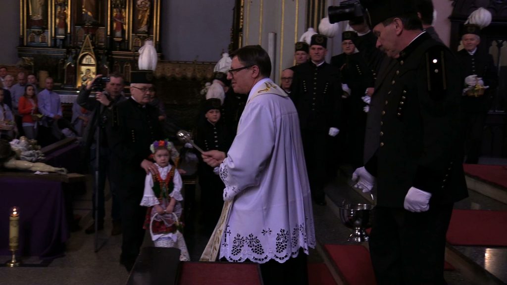 Mieszkańcy Radzionkowa po raz kolejny poświęcili koszyczki w śląskich strojach ludowych