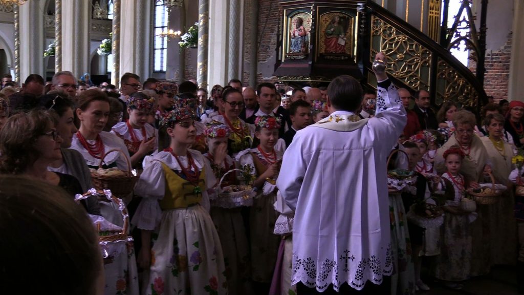 Mieszkańcy Radzionkowa po raz kolejny poświęcili koszyczki w śląskich strojach ludowych. Przed wejściem do kościoła wszyscy uczestnicy wydarzenia zrobili sobie pamiątkowe zdjęcie