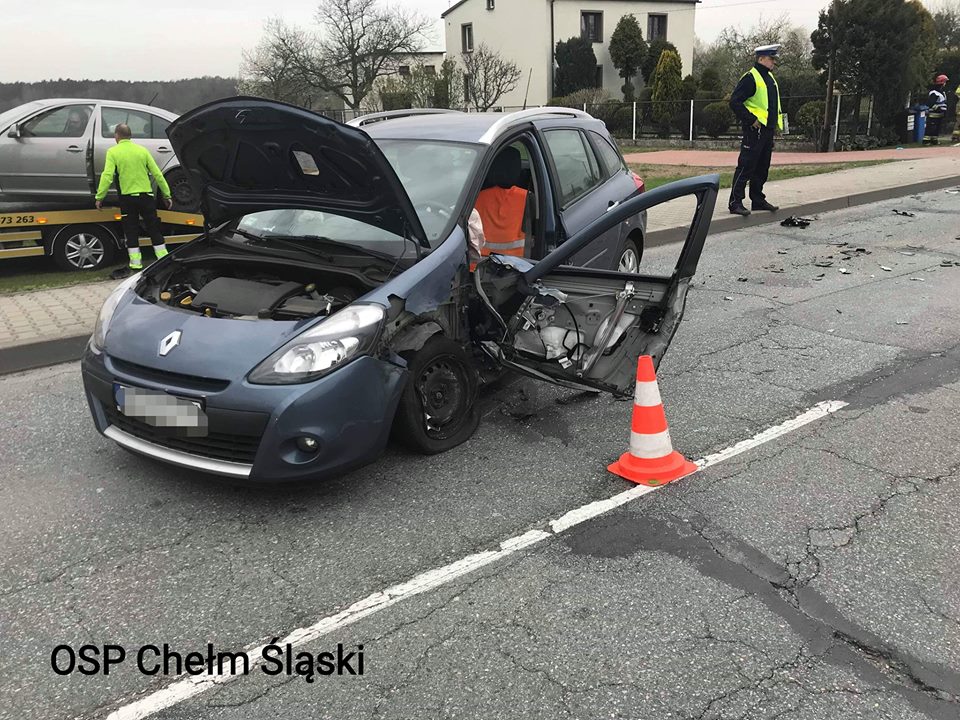 Tragiczny w skutkach wypadek w Chełmie Śląskim. W zderzeniu trzech samochodów na DW 934, zginął kierowca BMW fot.www.112tychy.pl/OSP Chełm Śląski