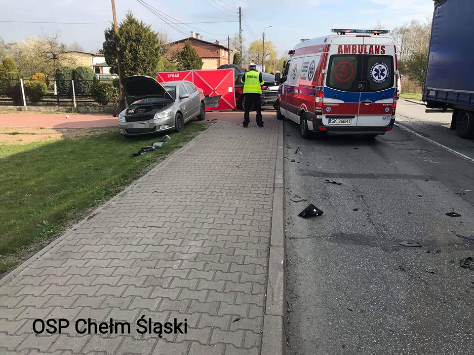 Śmiertelny wypadek w Chełmie Śląskim! W zderzeniu trzech aut zginął kierowca BMW fot.www.112tychy.pl/OSP Chełm Śląski