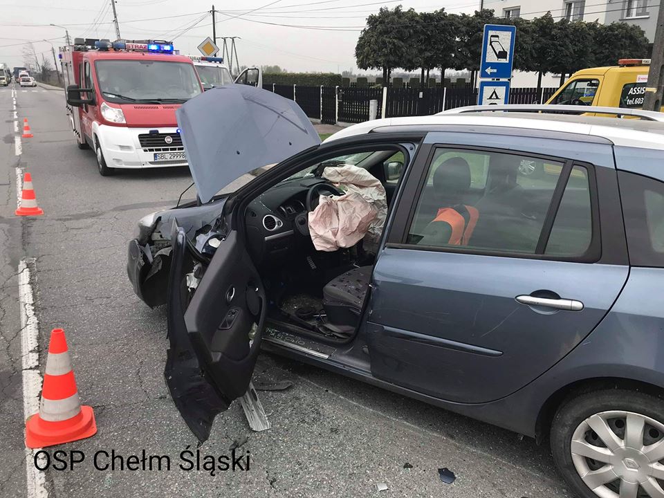 Tragiczny w skutkach wypadek w Chełmie Śląskim. W zderzeniu trzech samochodów na DW 934, zginął kierowca BMW fot.www.112tychy.pl/OSP Chełm Śląski