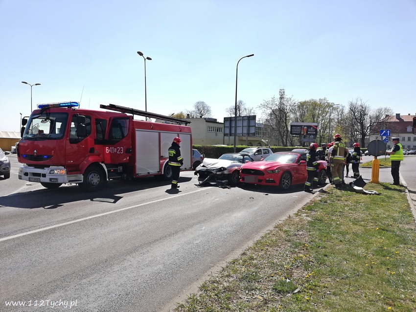 Zderzenie dwóch osobówek na Katowickiej w Tychach. Do wypadku doszło w rejonie skrzyżowania przy pobliskim browarze (fot.www.112tychy.pl)