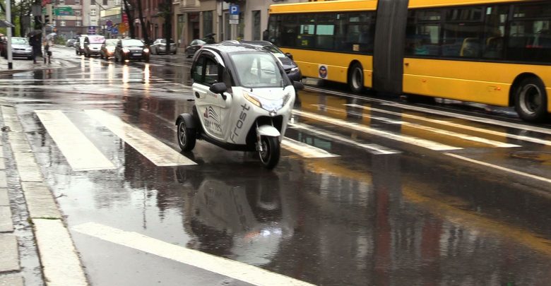 Trójkołowy, dwuosobowy pojazd o nazwie FROST- zarejestrowany jest jako skuter. To nowy nabytek Zarządu Budynków Miejskich pierwszego Towarzystwa Budownictwa Społecznego