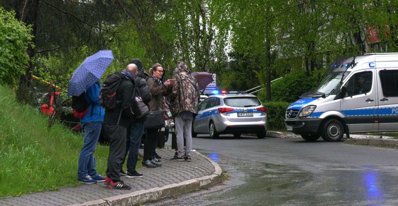 Gigantyczna kolejka, spanie w kamperze i stacze, pilnujący miejsc. Dantejskie sceny i walka o dofinansowanie szkoleń przed Funduszem Górnośląskim w Katowicach