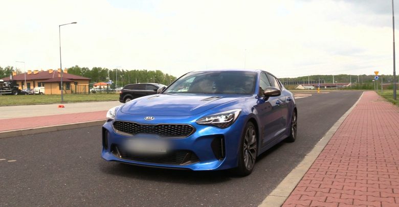 Do akcji wkraczają również nowe radiowozy marki Kia Stinger z zamontowanymi videorejatrotorami